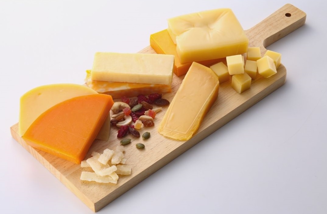 Wiosenna deska serów – lekkie sery i dodatki na pierwszy dzień wiosny