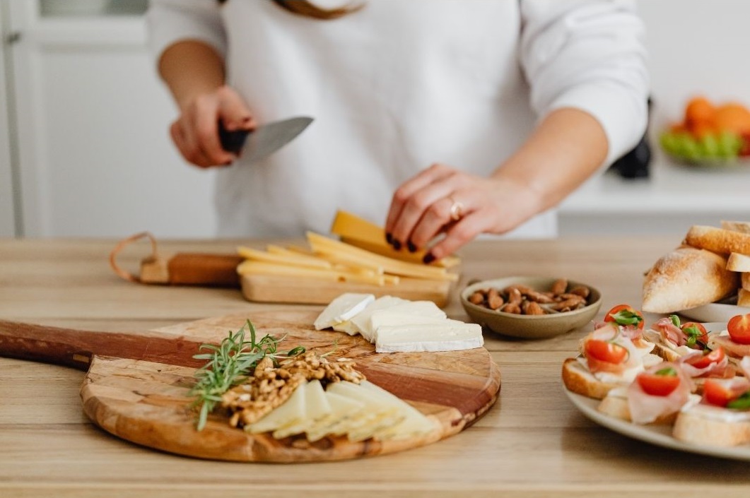 Prezent na Dzień Kobiet – elegancki zestaw serów z dostawą